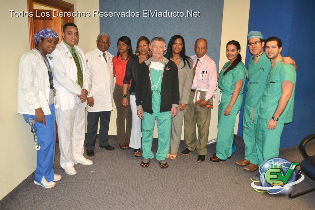 La delegación norteamericana de Doctores juntos al Director del Hospital y La Vicepresidente de la Fundación FUNDASAE, y doctores Residentes